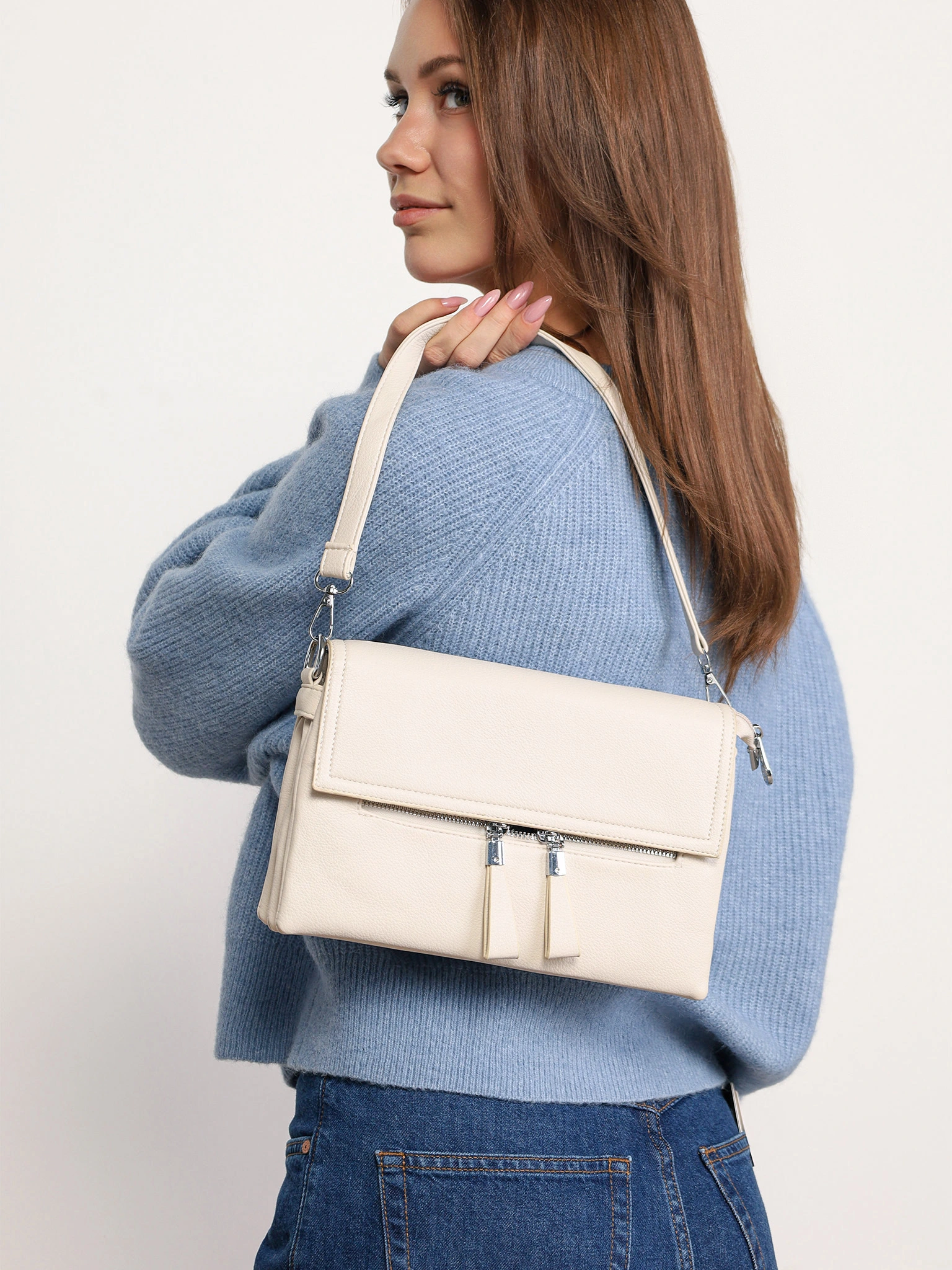 Сумка-кроссбоди со съемной ручкой и декоративными пуллерами в ассортименте